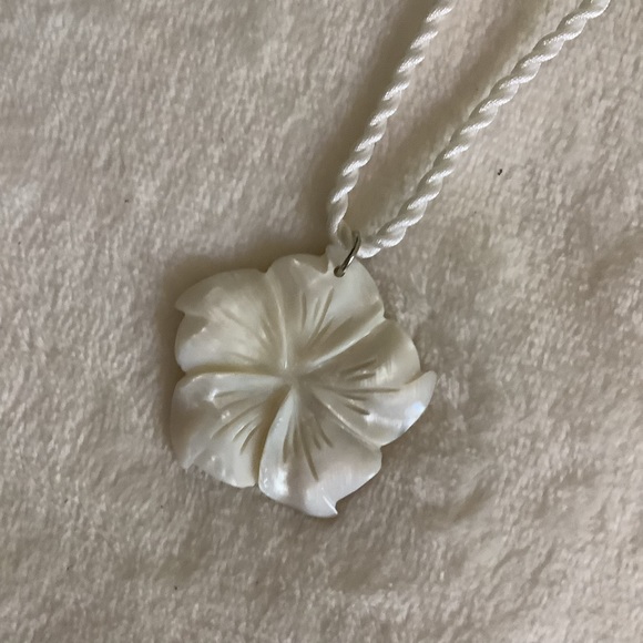 NEW ~ Carved White Pearl Shell Necklace - Picture 3 of 5